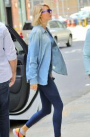 Taylor Swift in blue yoga pants